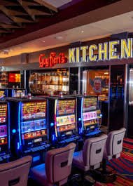 Tampilan studio kasino langsung No Commission Baccarat di kun togel dengan dealer dan kartu yang terlihat jelas